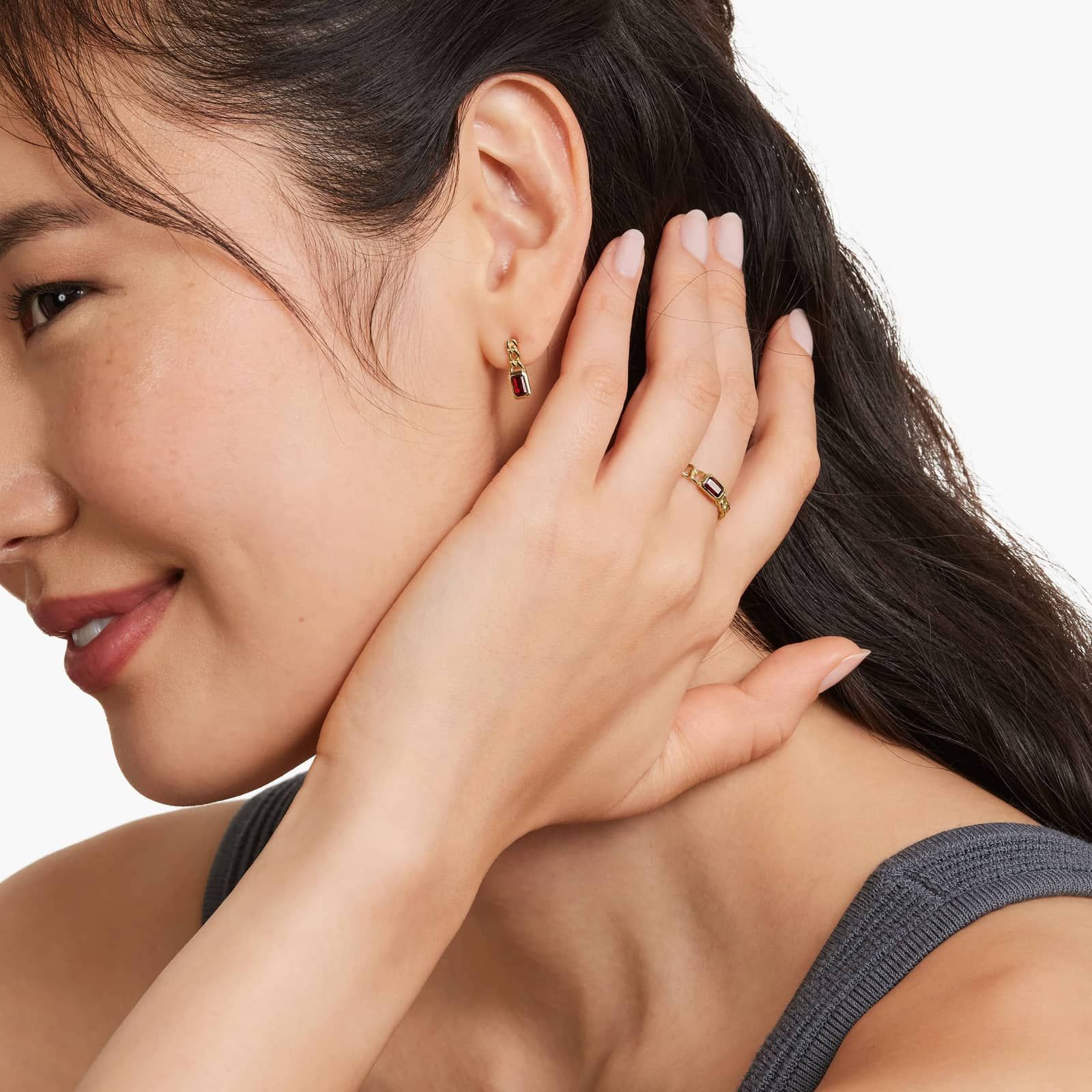 Radiant Reflections Garnet Curb Chain Ring In 14K Yellow Gold