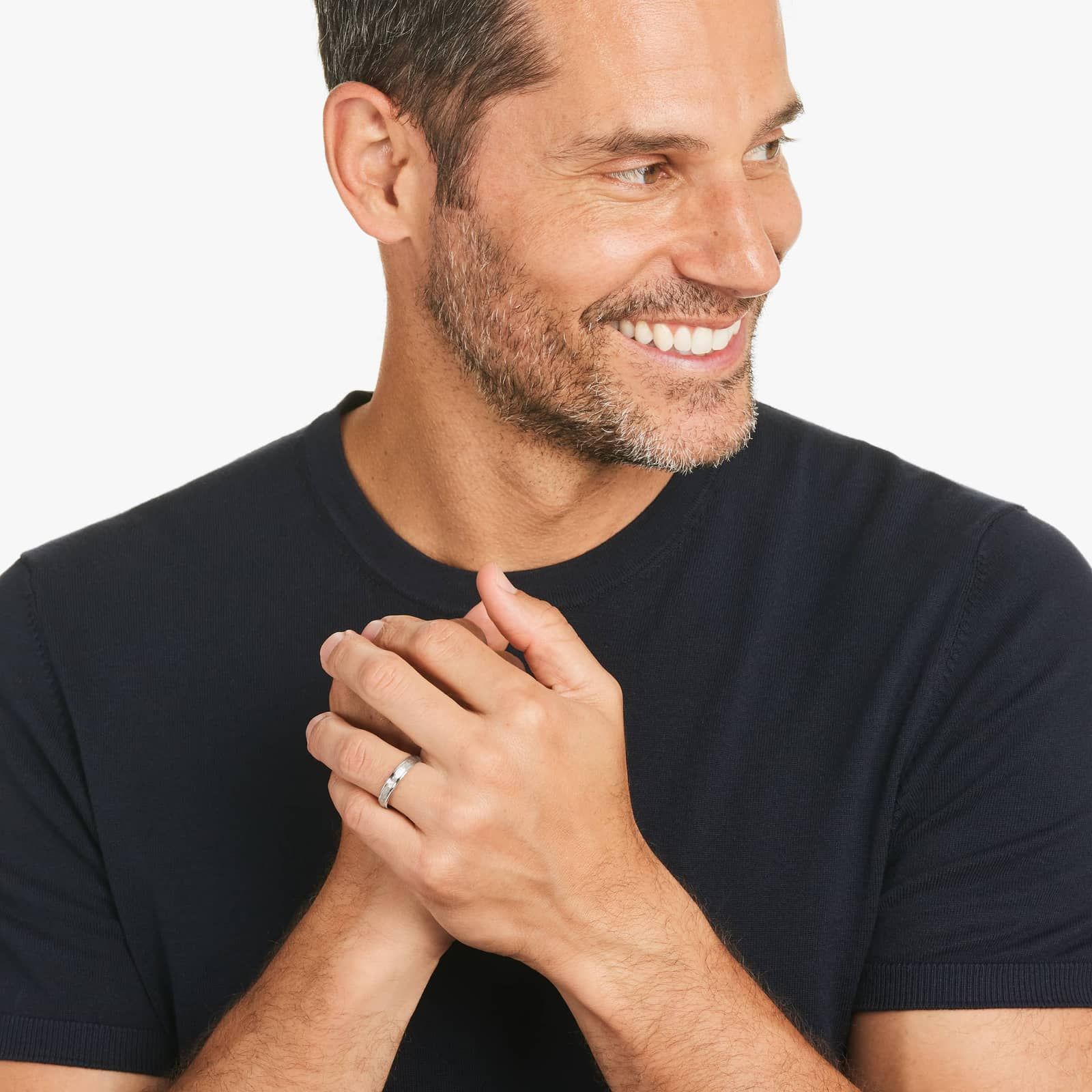 Comfort Fit Hammered Finish Men's Wedding Band In 14K White Gold (4.00mm)