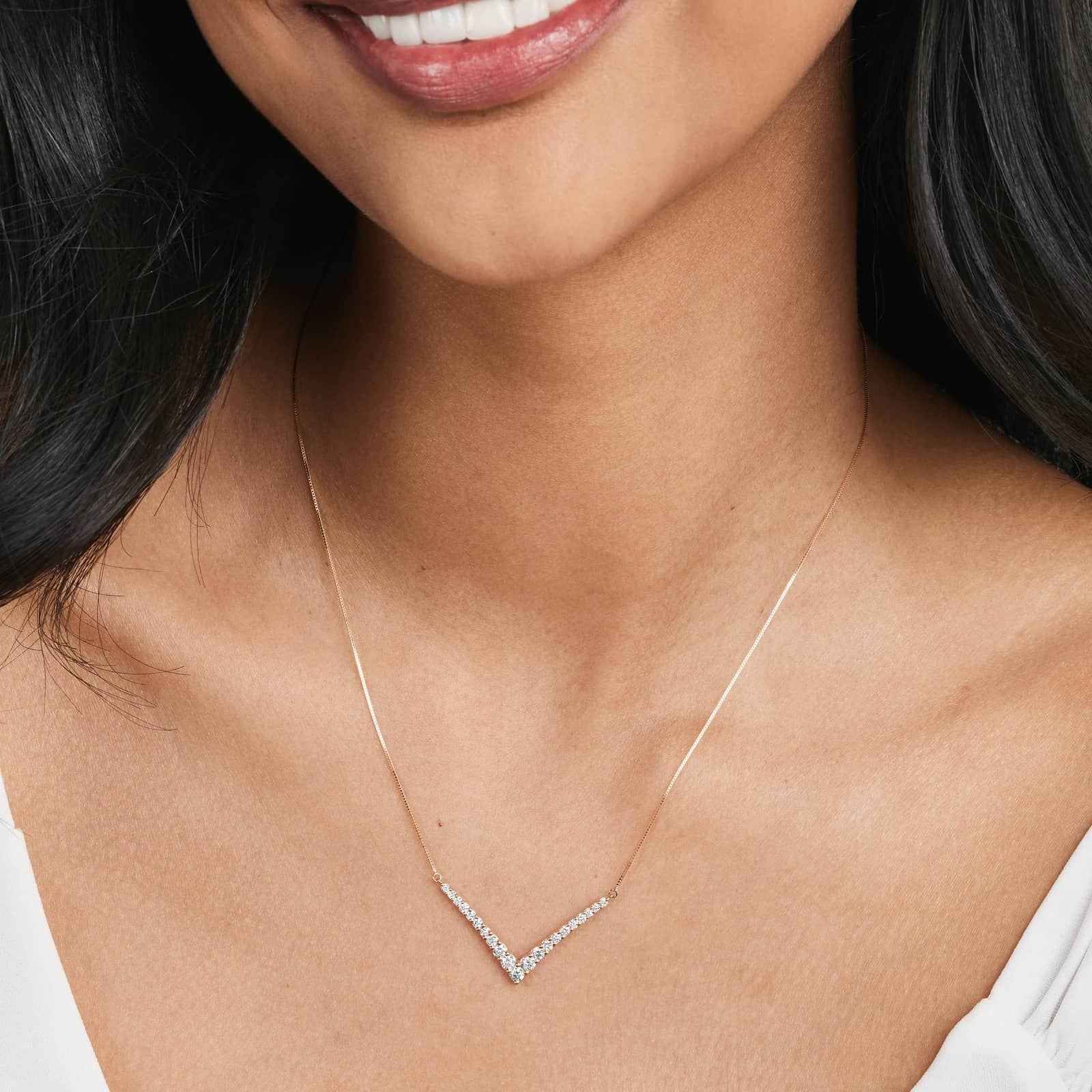 Lab-Grown Diamond Graduated V Shape Bar Necklace In 14K Rose Gold
