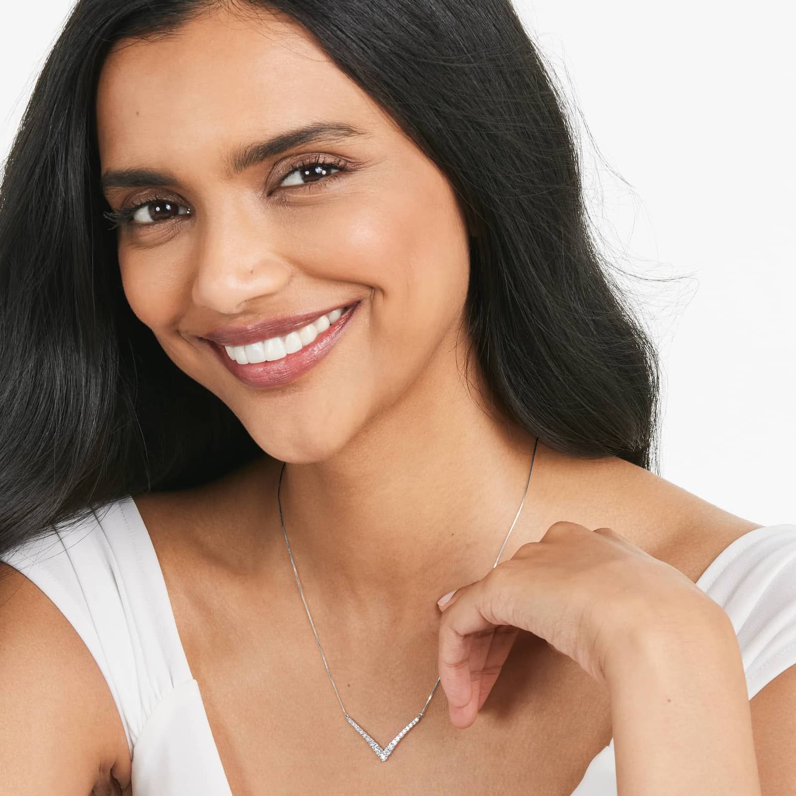 Lab-Grown Diamond Graduated V Shape Bar Necklace In 14K White Gold