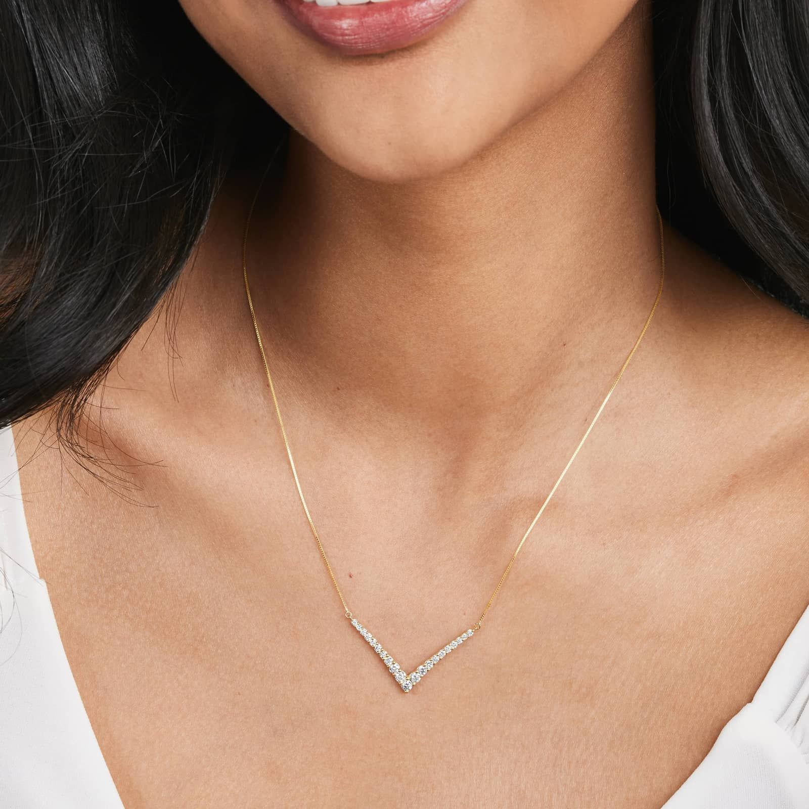 Lab-Grown Diamond Graduated V Shape Bar Necklace In 14K Yellow Gold