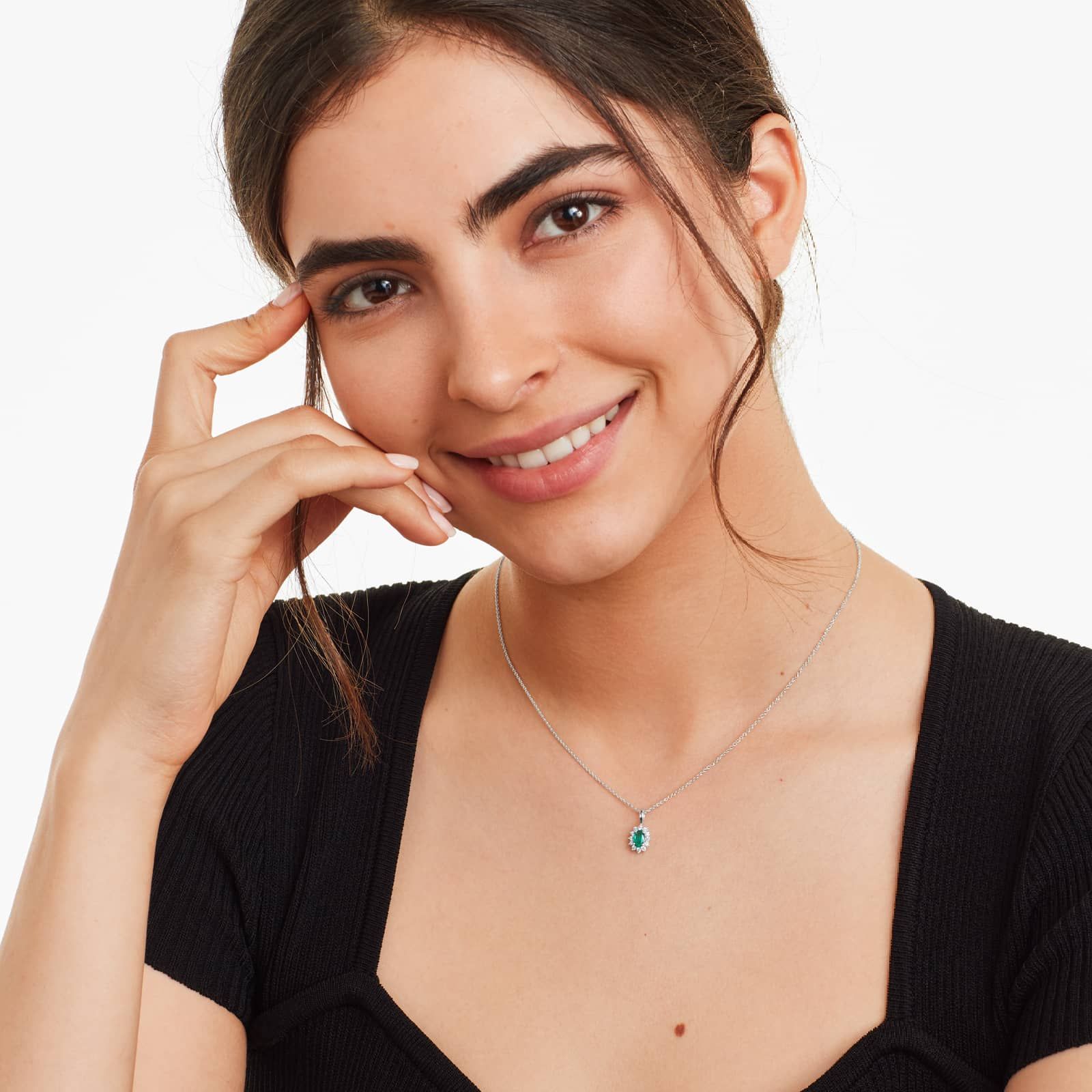 18K White Gold Oval Halo Emerald And Diamond Necklace