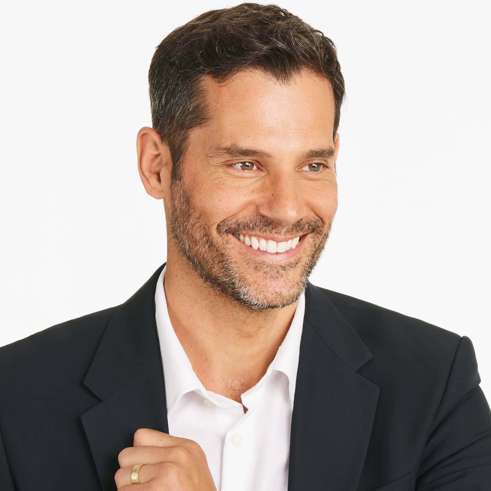 Faceted Men's Wedding Band With Satin Finish Center In 14K Yellow Gold (7.00mm)