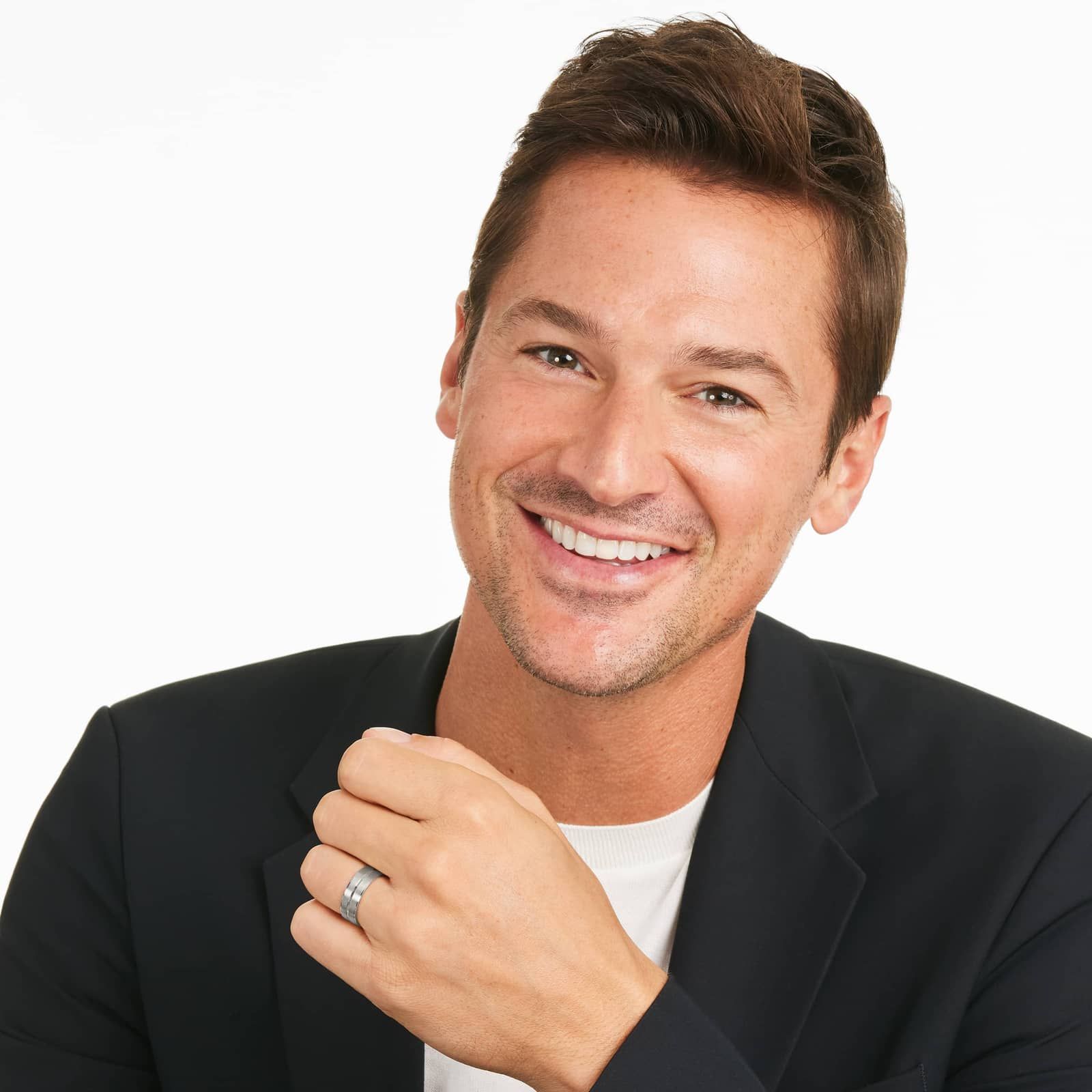 Faceted Center Groove Satin Finish Men's Wedding Band In Platinum (7.00mm)