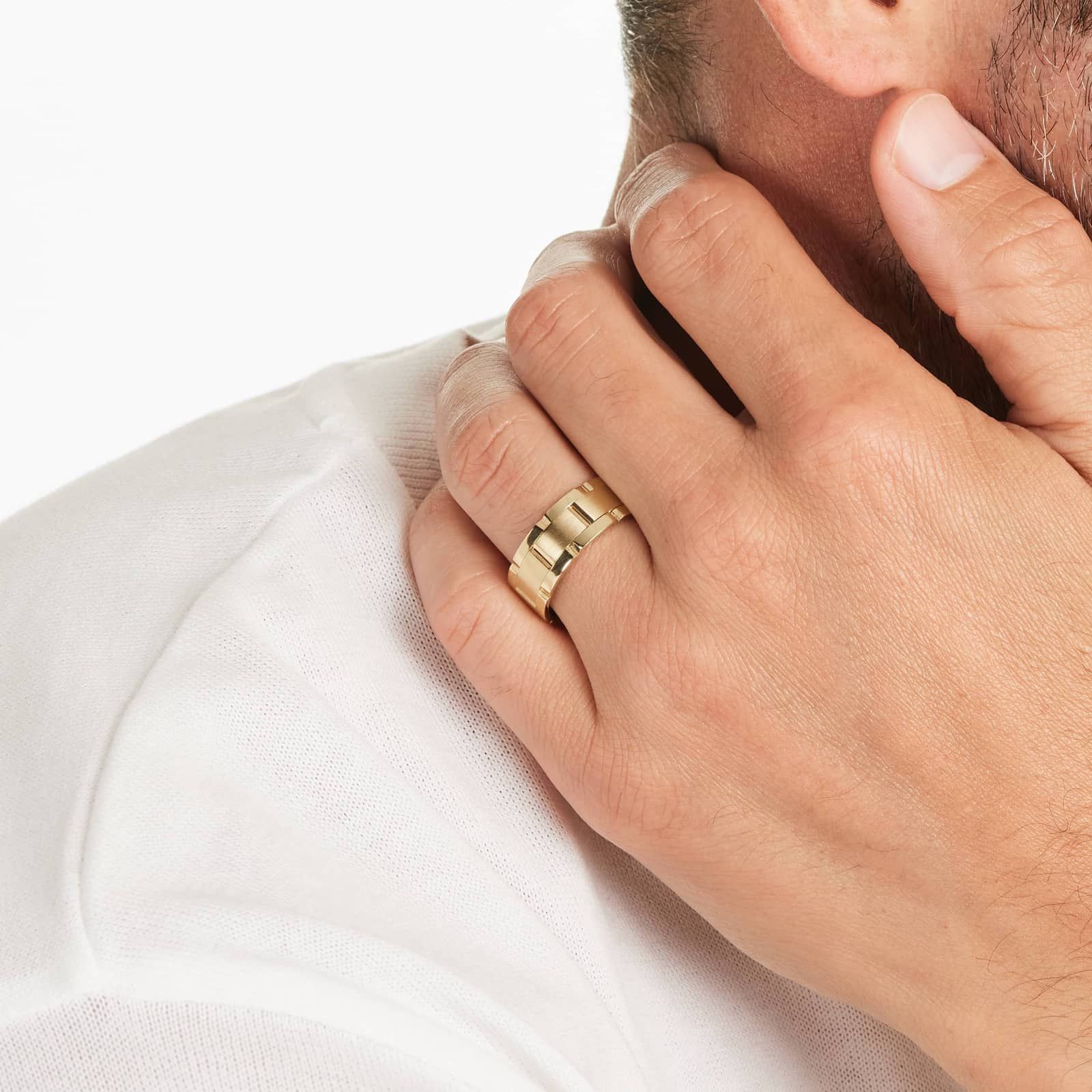 Brick Pattern Men's Comfort Fit Wedding Band In 18K Yellow Gold (8.50mm)