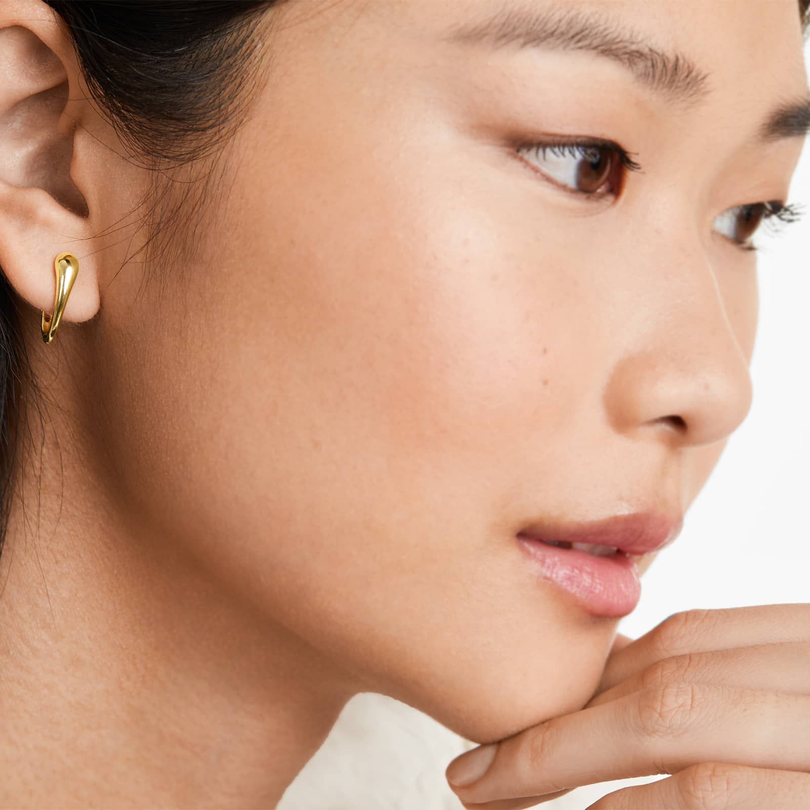 Tapered Oval Huggie Hoop Earrings In 14K Yellow Gold