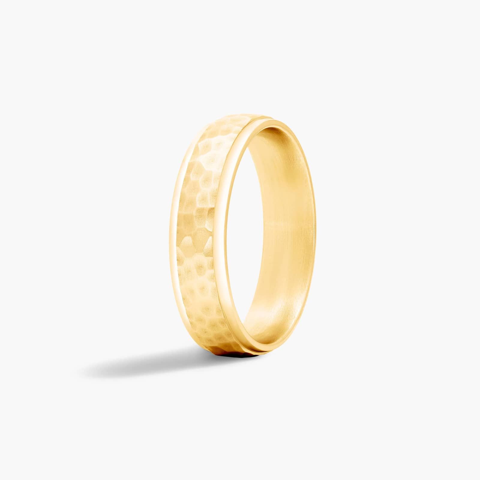 Comfort Fit Hammered Men's Wedding Band In 18K Yellow Gold (6.00mm)