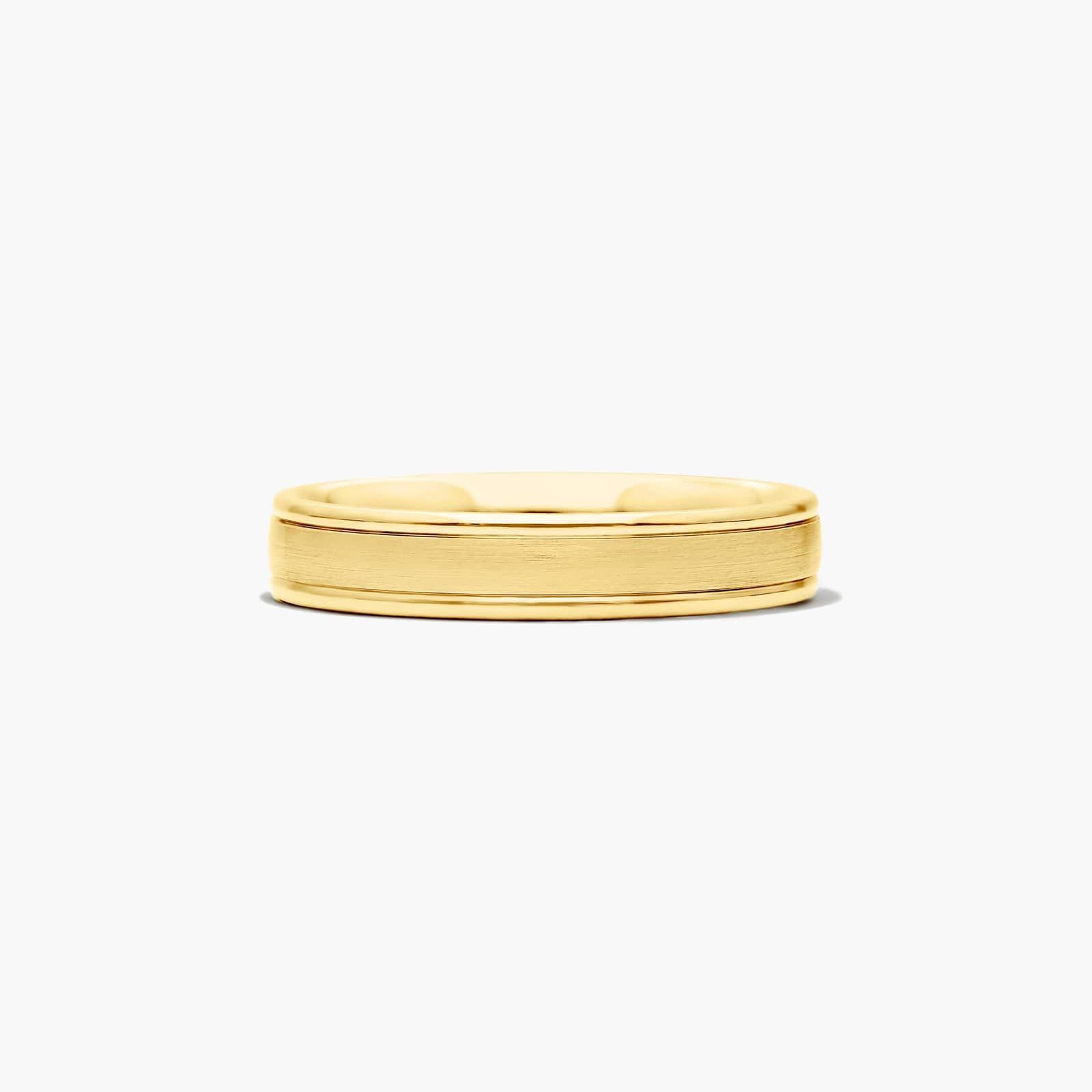 High Polished Round Edge Men's Wedding Band In 14K Yellow