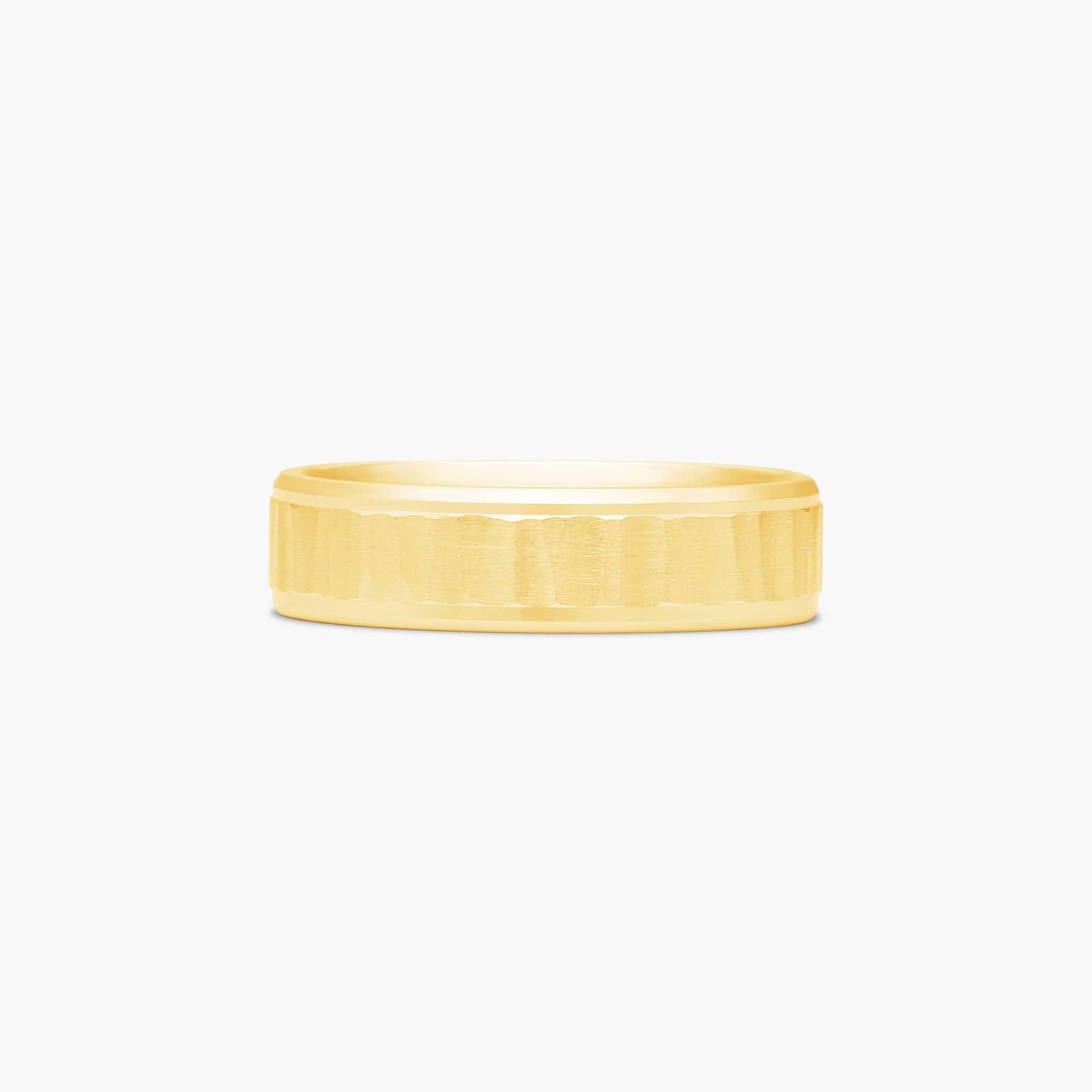 Comfort Fit Vertical Hammered Beveled Edge Men's Wedding Band In 18K Yellow Gold (6.00mm)