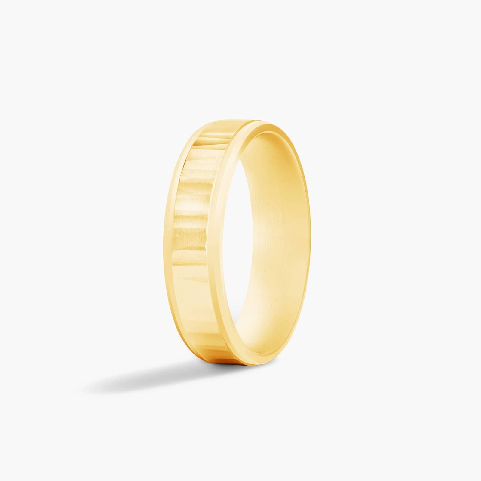 Comfort Fit Vertical Hammered Beveled Edge Men's Wedding Band In 18K Yellow Gold (6.00mm)