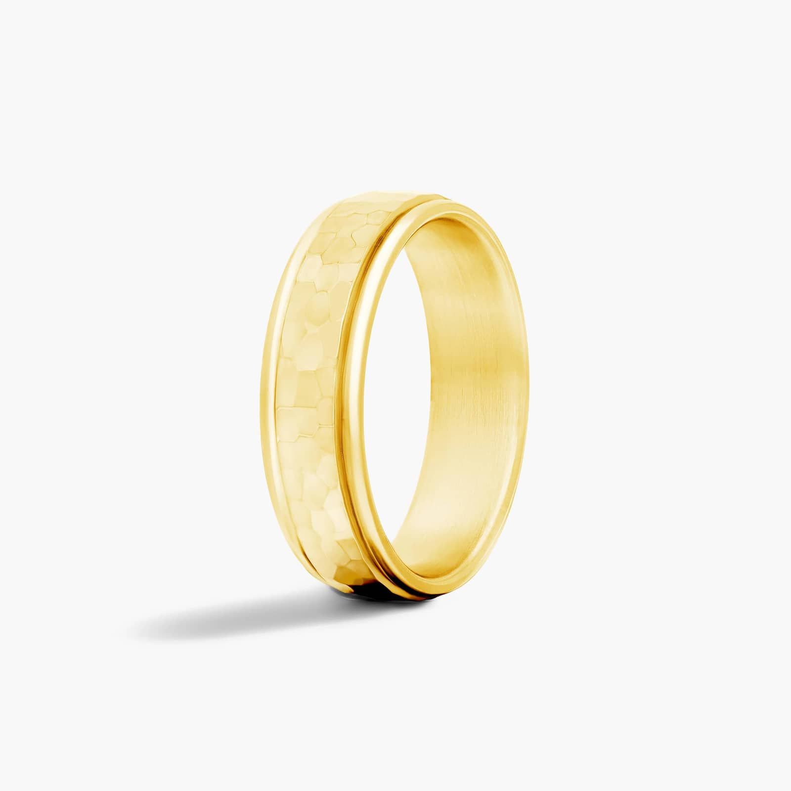 Comfort Fit High Polish Hammered Men's Wedding Band In 14K Yellow Gold (6.50mm)